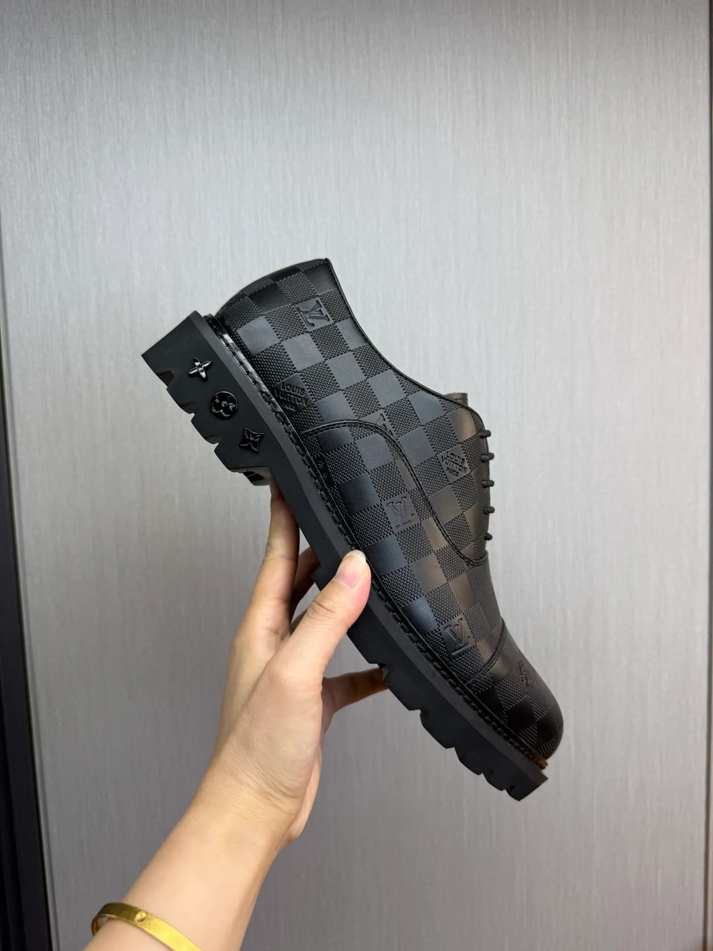 Men's shoes 💰900💰 LV. Men's casual lace-up leather shoes, the latest hot style 🔥 1:1 original purchase quality, top quality goods ⬆️The upper is imported open-edge beaded cowhide, cowhide, and cow suede. The hand-made three-dimensional stitching highlights the round toe design. The inner foot pads are all imported cowhide, with the original wear-resistant foam outsole, matching code 39-44, (38, 45 custom-made, non-refundable)